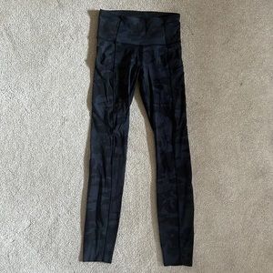Black and navy camo invigorate high rise leggings, size 2 -like new